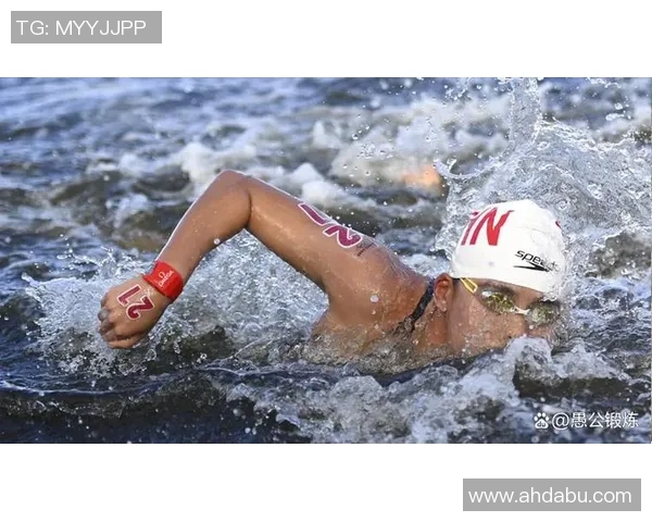 游泳运动员突破极限挑战自我 成就水中速度与力量的完美结合